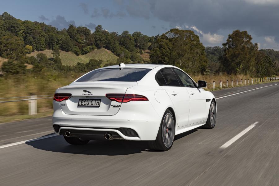  Jaguar XE P300 R-Dynamic 2019 года  (AU) (фото 5 из 40)